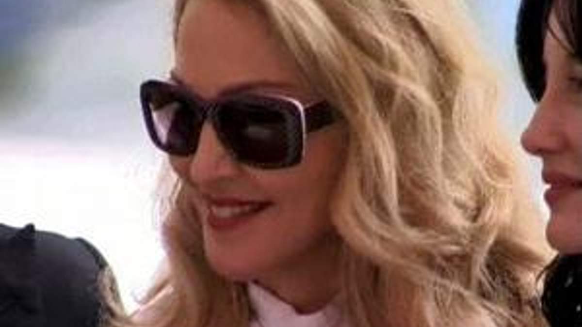 Залишивши режисуру Мадонна повертається до світу музики