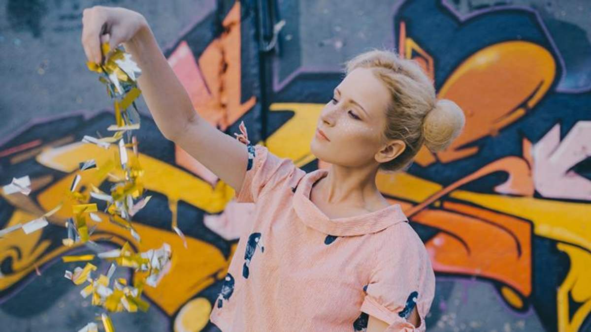 В Україні вперше виступить російська співачка Монеточка: що про неї відомо 