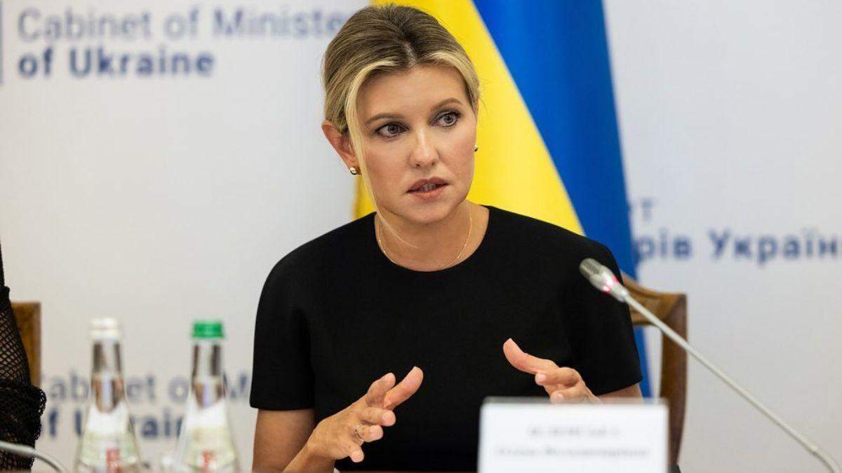 Олена Зеленська прийшла на робочу зустріч у чорному вбранні: фото