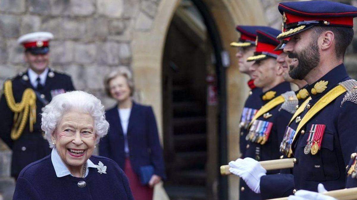 Королева Єлизавета II в синьому одязі позувала в Віндзорському замку: нові фото Її Величності - Showbiz