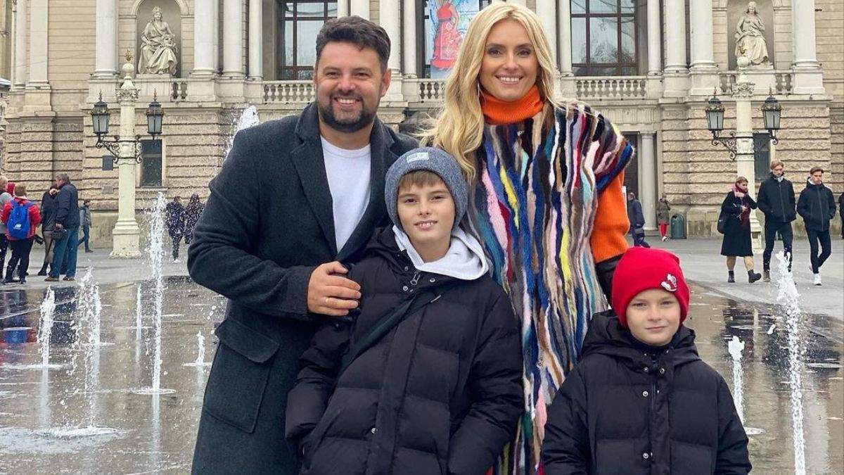 Ирина Федишин с мужем и сыновьями прогулялась по Львову: семейные фото