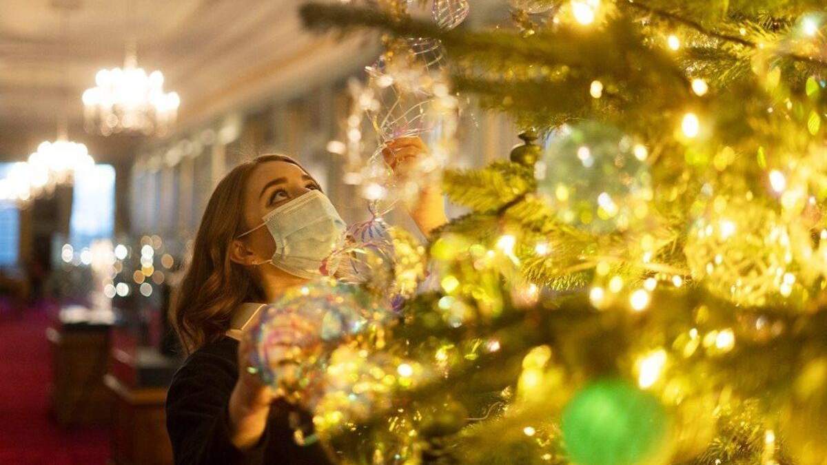 Сияет праздничными огнями: еще одну резиденцию Елизаветы II украсили к Рождеству