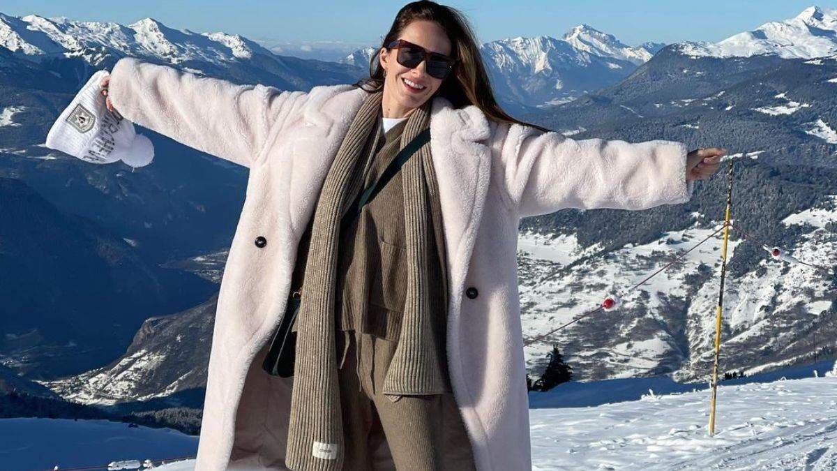 В светлорозовой шубе жена Владимира Остапчука на курорте