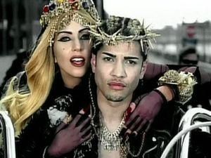 Lady Gaga выпустила скандальный клип Judas (ВИДЕО)