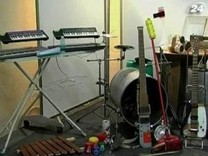 Група з Неаполя грає на інструментах, зроблених з хатнього непотребу Група з Неаполя грає на інструментах, зроблених з хатнього непотребу