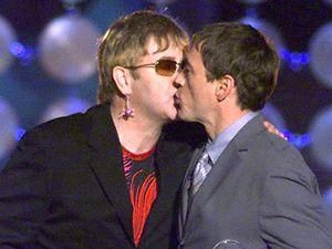 Елтон Джон влаштував канікули для своїх коханих чоловіків Елтон Джон влаштував канікули для своїх коханих чоловіків