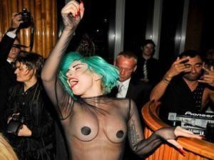 Леди Гага появилась на вечеринке почти голой. ФОТО