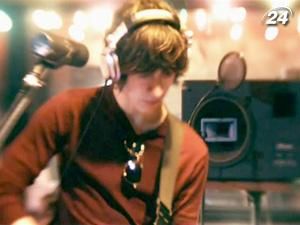 Группа Arctic Monkeys "подвинула" Леди Гагу из британского чарта