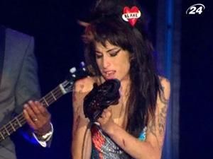 Эми Уайнхаус отменила гастроли по Европе из-за потребности в лечении Эми Уайнхаус отменила гастроли по Европе из-за потребности в лечении