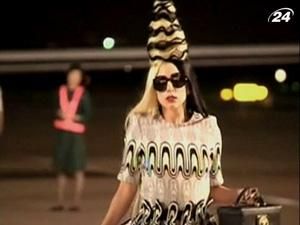Леди Гага сменила зеленый парик на более классический вид 