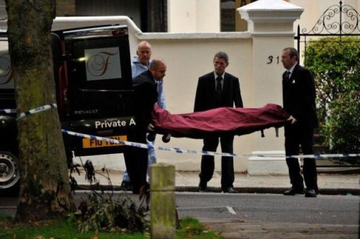 Біля будинку Емі Вайнхаус були і шанувальники, і поліція, і медики Біля будинку Емі Вайнхаус були і шанувальники, і поліція, і медики