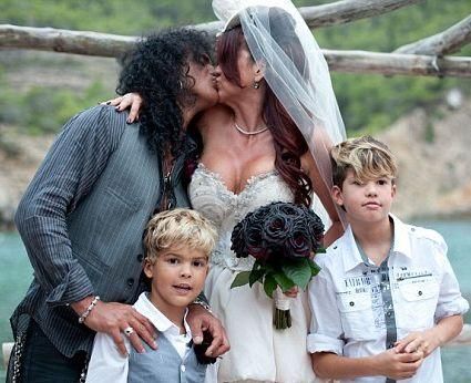 Гітарист Guns'n'Roses знову одружився на своїй колишній 