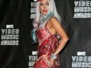 Леди Гага предложили спеть в платье из салата