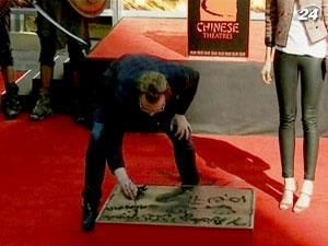 Актер Микки Рурк не сдержал слез, оставив память о себе в бетоне