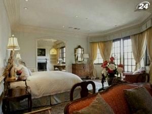 Изголовье смертного ложа М. Джексона сняли с торгов Изголовье смертного ложа М. Джексона сняли с торгов