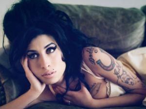 Посмертный альбом Эми Уайнхаус возглавил хит-парад Посмертный альбом Эми Уайнхаус возглавил хит-парад