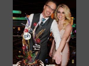 Бритни Спирс показала свое обручальное кольцо Бритни Спирс показала свое обручальное кольцо