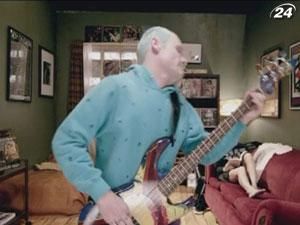 Группа Red Hot Chili Peppers презентует видеоклип на хит "Look Around"