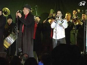 В музыкальном поединке в Киеве сошлись два коллектива из Сербии и Румынии