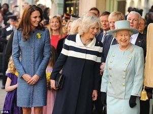 Женщины британской королевской семьи чаевничали со 150 работниками торгового центра
