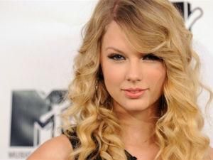 Тейлор Свіфт зіграє канадську співачку Джоні Мітчелл Тейлор Свіфт зіграє канадську співачку Джоні Мітчелл