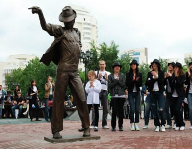 В Москве установили памятник Майклу Джексону