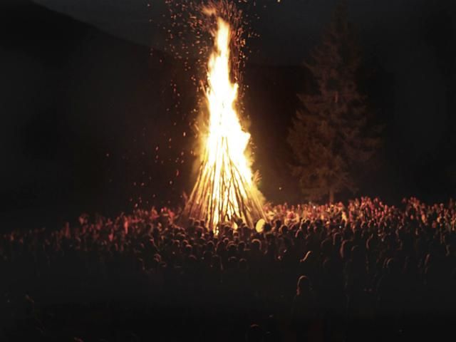 В Карпатах состоялся фестиваль хиппи "Шипот-2012" В Карпатах состоялся фестиваль хиппи "Шипот-2012"