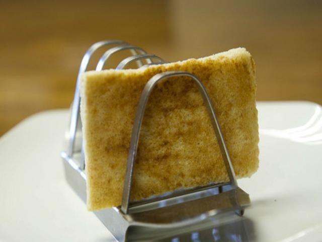 Ломтик хлеба со свадьбы принца Чарльза продали на аукционе Ломтик хлеба со свадьбы принца Чарльза продали на аукционе