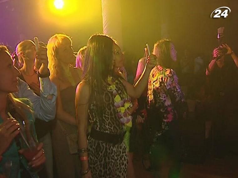 В Киеве прошла третья зажигательная пляжная вечеринка от Люкс ФМ В Киеве прошла третья зажигательная пляжная вечеринка от Люкс ФМ