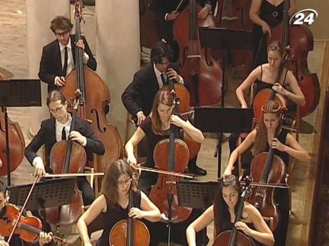 Сотня музыкантов на одной сцене экспериментировали с классикой Сотня музыкантов на одной сцене экспериментировали с классикой