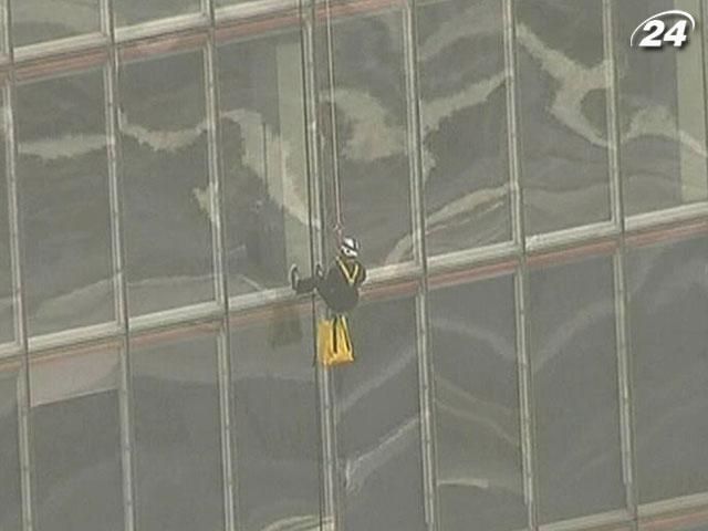 Британский принц Эндрю ради благотворительности спустился на веревке с небоскреба Британский принц Эндрю ради благотворительности спустился на веревке с небоскреба