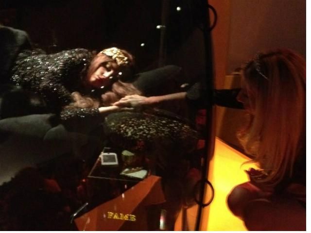 На премьере парфюмов Леди Гага залезла в бутылку (Фото) На премьере парфюмов Леди Гага залезла в бутылку (Фото)