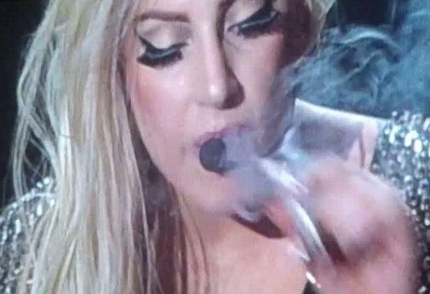 Леди Гага курила марихуану во время концерта (Видео)