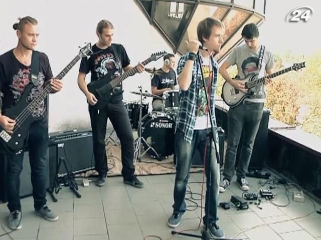 Музиканти дають всесвітні концерти із… кримського балкону Музиканти дають всесвітні концерти із… кримського балкону