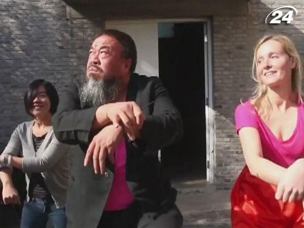 Китайский диссидент Ай Вэйвэй спародировал хит рэпера PSY Китайский диссидент Ай Вэйвэй спародировал хит рэпера PSY
