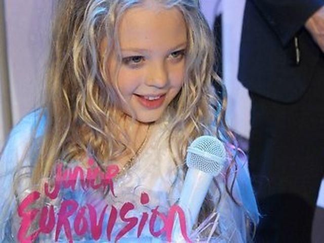 Янукович вручил подарки победительнице детского "Евровидения" Янукович вручил подарки победительнице детского "Евровидения"