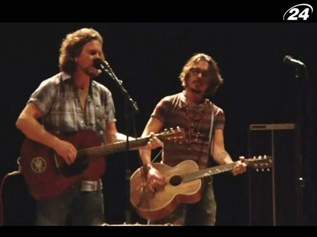 Джонни Депп и Гор Вербински готовят сборник пиратских песен Джонни Депп и Гор Вербински готовят сборник пиратских песен