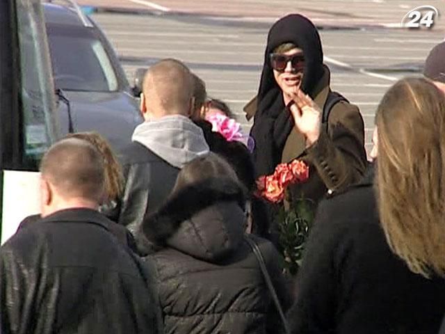 Фаны встретили Адама Ламберта в Украине (Видео) Фаны встретили Адама Ламберта в Украине (Видео)