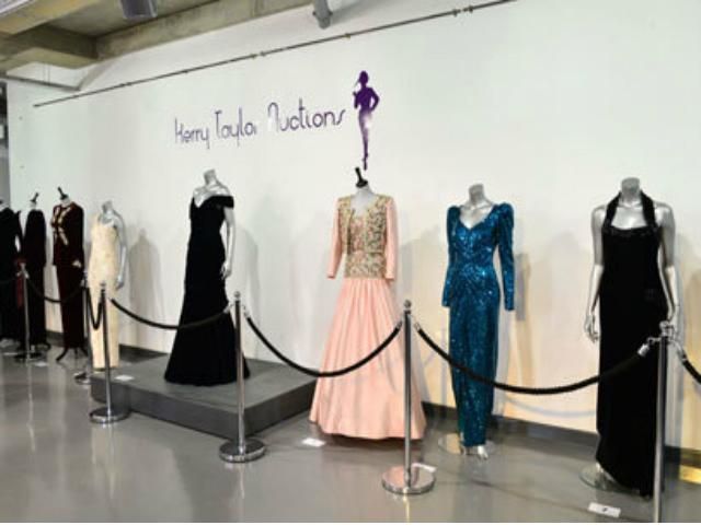 Сукні принцеси Діани продали за мільйон доларів (Фото) Сукні принцеси Діани продали за мільйон доларів (Фото)