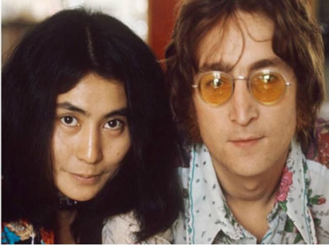 Йоко Оно показала окровавленные очки Леннона (Фото)