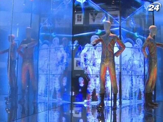 Відкрилася виставка, яка розповідає про творчий шлях Девіда Боуї Відкрилася виставка, яка розповідає про творчий шлях Девіда Боуї