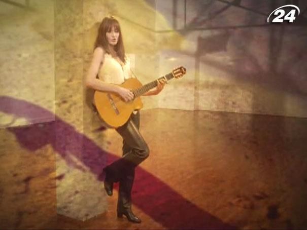 Скандальный альбом Карлы Бруни поступил в продажу Скандальный альбом Карлы Бруни поступил в продажу