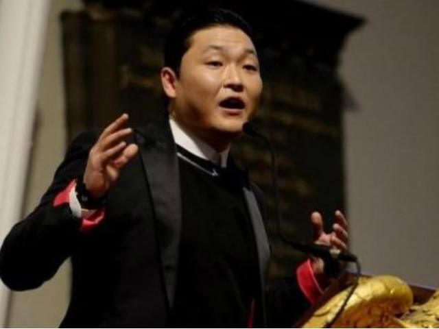 На лекцию рэпера PSY пришел конь (Фото) На лекцию рэпера PSY пришел конь (Фото)