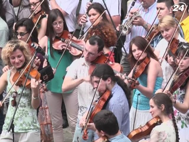 У Львові 200 музикантів влаштували флеш-моб (Відео)