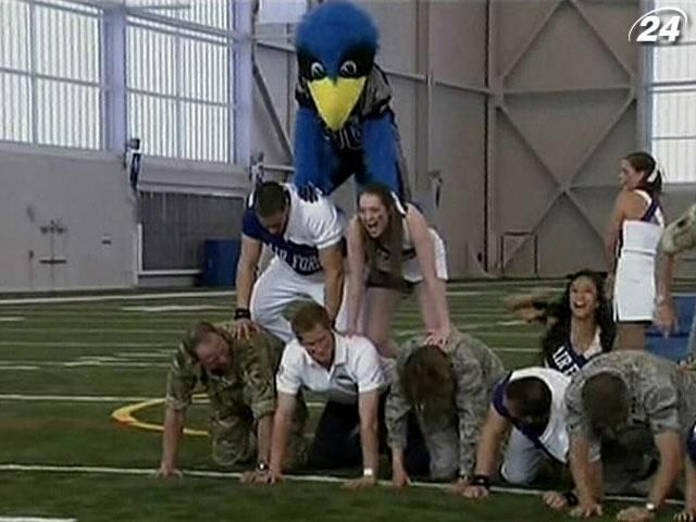 Принц Гаррі спробував себе в групі підтримки (Відео) Принц Гаррі спробував себе в групі підтримки (Відео)