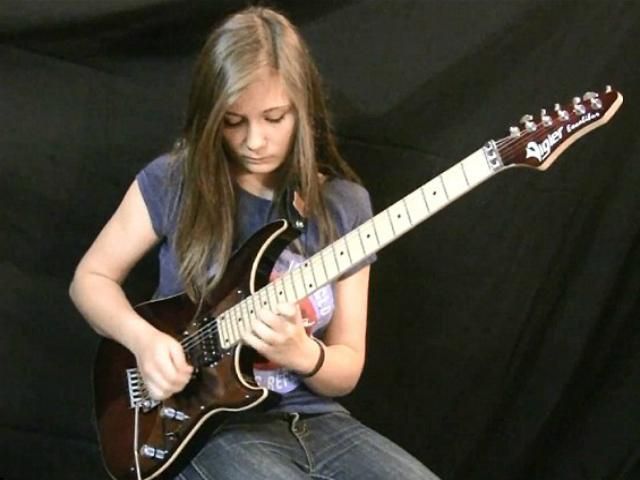 Юная француженка покорила YouTube своим гитарным соло (Видео)