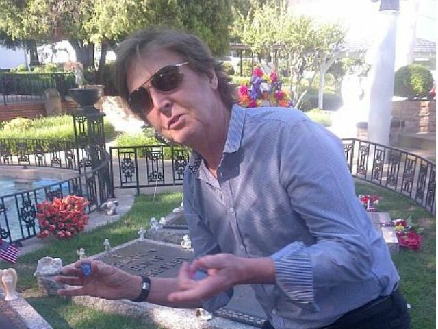 Маккартни принес подарок на могилу короля рок-н-ролла (Фото) Маккартни принес подарок на могилу короля рок-н-ролла (Фото)