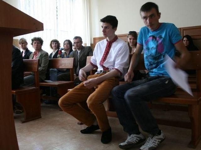 Суд никак не назначит наказание для тризубовцев, которые забросали яйцами Потапа Суд никак не назначит наказание для тризубовцев, которые забросали яйцами Потапа