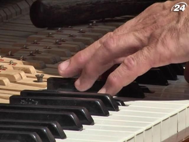 Во Львове установили уличное фортепиано Во Львове установили уличное фортепиано