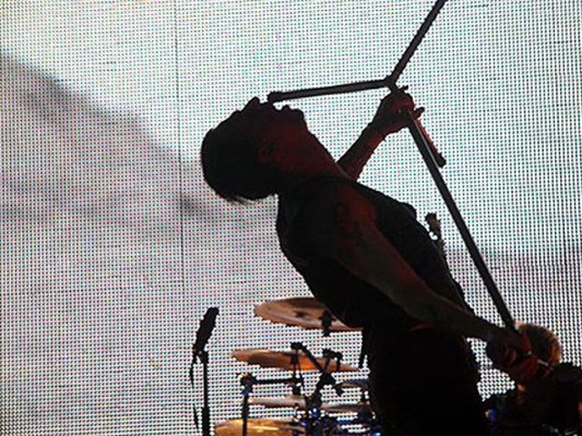 Depeche Mode розпочали концерт у Києві на напівпорожньому стадіоні Depeche Mode розпочали концерт у Києві на напівпорожньому стадіоні